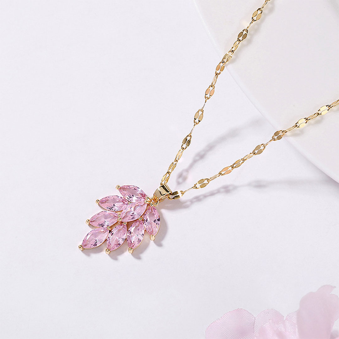 قلادة نسائية فاخرة مرصعة باحجار الكريستال الوردي مطلية باللون الذهبي